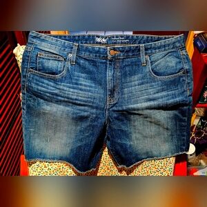 Women's Mossimo Denim Shorts. "Boyfriend Short". Size 16/33.